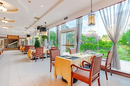 Grand Hotel Overseas Traders Club Отели рядом с достопримечательностью «Anhui Cultural Museum»