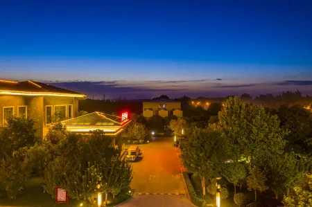 Xiong'an Meiquan World Holiday hotel Отели рядом с достопримечательностью «Songliao Bianguan Gu Tunnel»