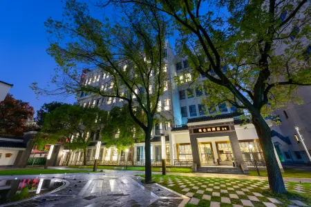 Vienna Hotel (Wuhan Guobo Jiangang subway station store) Отели рядом с достопримечательностью «Wuhan University of Science and Technology Department of Physical Education (Maojiawan)»