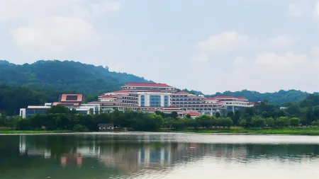 Huitang Hot Spring Resort Отели рядом с достопримечательностью «Huitang Huatian City Hot Spring Resort»