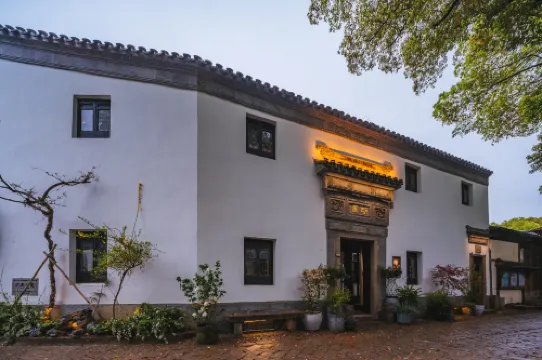 Floral Lux Hotel · Tongli Mingyuan Hotel