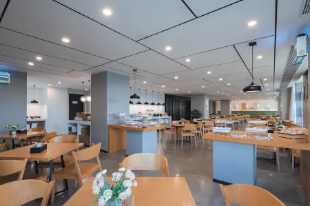 Grace Select Hotel (Wuhan Baishazhou Yangsigang Yangtze River Bridge) Отели рядом с достопримечательностью «Wuhan University of Science and Technology Department of Physical Education (Maojiawan)»