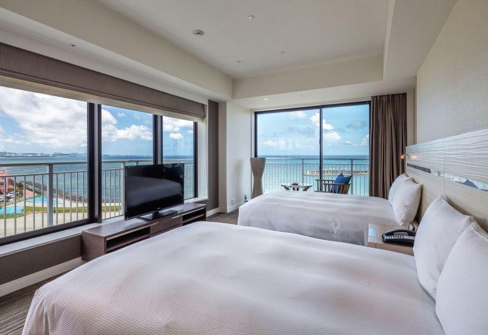 힐튼 오키나와 자탄 리조트의 아름다운 수영장 전경