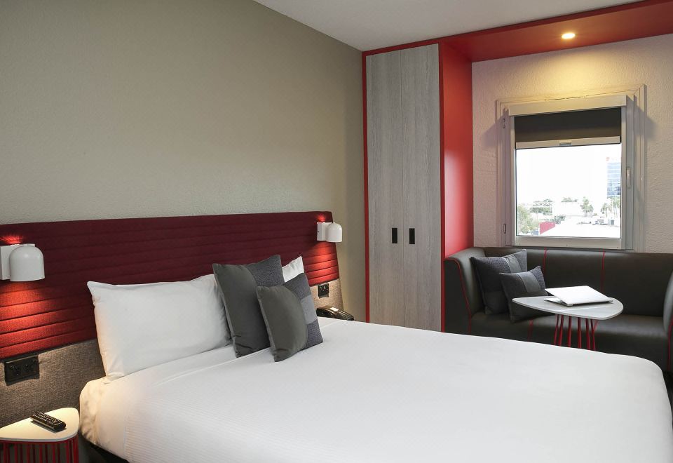 이비스 시드니 에어포트의 깨끗하게 정돈된 객실 내부