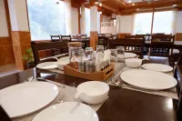 Shree Ganga Cottages Restaurant and Bar Hotel a Bandrol