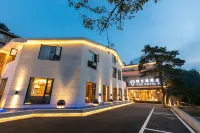 LuShan THE HOTEL V - parkir