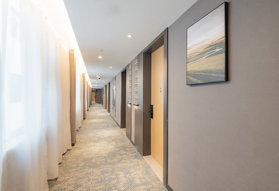 상하이 아투어 호텔의 모던하고 깔끔한 객실 내부