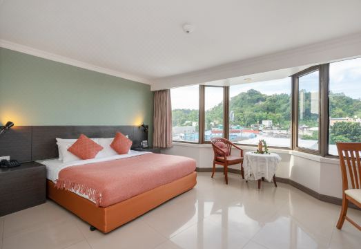 아이 파빌리온 호텔의 넓은 야외 수영장 전경