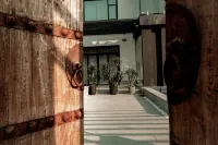 Shiny Inn