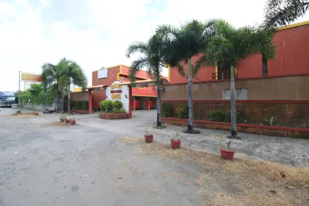 Golden Success Hotel I by RedDoorz Отели в г. Гимба