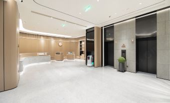 The hotel features a spacious room with a centrally located elevator and adjoining rooms on both sides, allowing easy accessibility throughout the premises at JI Hotel (Shenzhen Huaqiangbei Huaqiang Road Subway Station)