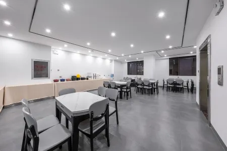 Fairyland Shangpin Hotel (Qujing Railway Station) Отели рядом с достопримечательностью «Qujing Normal University»