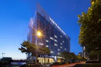 Yeste International Hotel (Guiyang Gaotie North Station Guanshanhu Park) Отели в г. Гуйян