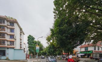 Dreamview Shangpin Hotel (Xishuangbanna Jinghong Splashing Water Plaza)