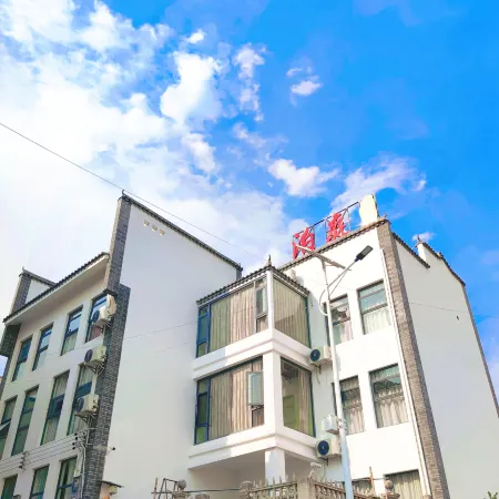 Fuxian Lake Court Inn