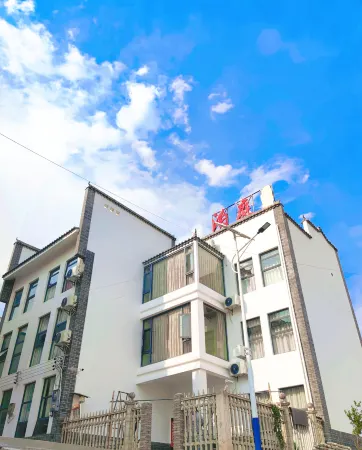 Fuxian Lake Court Inn