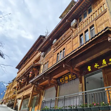 Luding Moxi Guzhen Yunshuiju Homestay