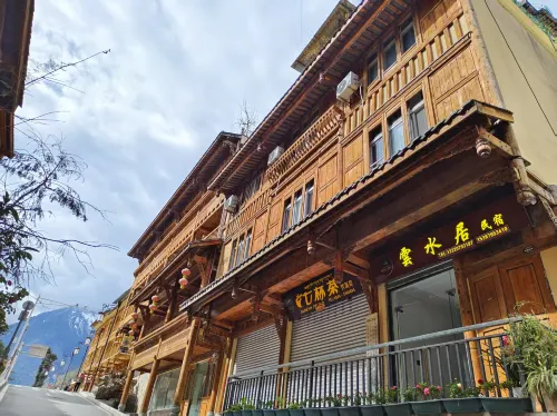Luding Moxi Guzhen Yunshuiju Homestay