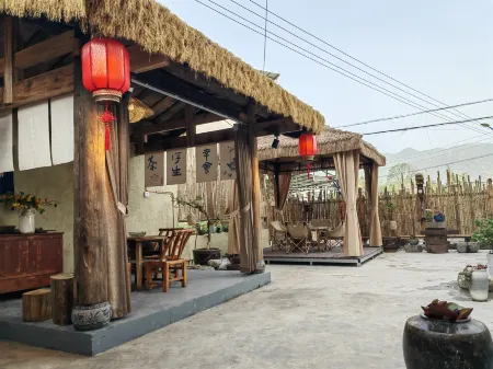 Hefeng Houcun Yaju Homestay Отели рядом с достопримечательностью «Ping Shan»