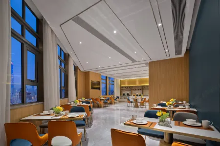 M Designer Hotel (Chengdu International Trade City Branch) Отели рядом с достопримечательностью «Xindu Nibatuo Peninsula»
