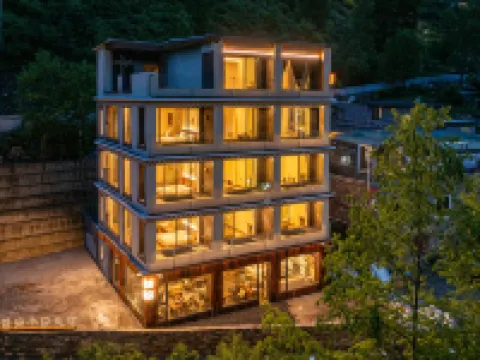 Luxury Mountain View Hot Spring Resort (Private Oxygen Spa Hotel at the Foot of the Snowy Mountain) โรงแรมในเซี่ยวจิน