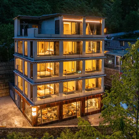 Luxury Mountain View Hot Spring Resort (Private Oxygen Spa Hotel at the Foot of the Snowy Mountain)