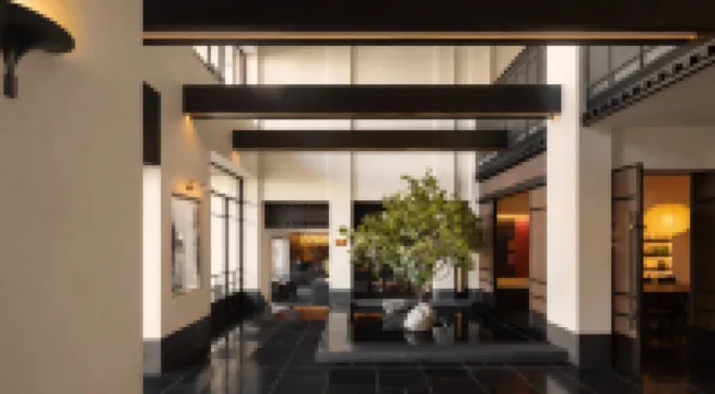 Shangri La Dukezong Ancient City Moonlight Square Atour Hotel