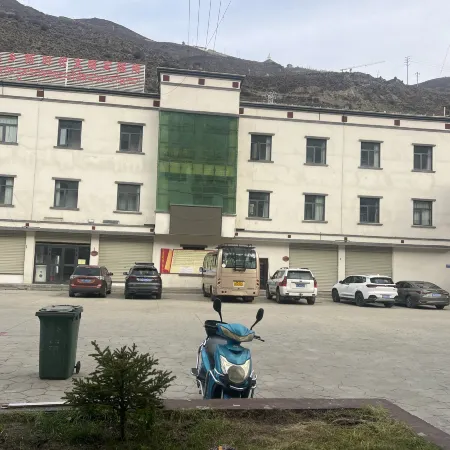 洛扎崗日望寺民宿