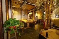 Shadow ● Day Coffee Night Wine River View Homestay