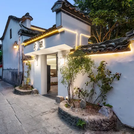Half-Awake Huizhou-style Homestay in Hongcun Scenic Area