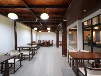 Semi-Wild · Crest Wild Pool & Family Vacation Homestay - breakfast