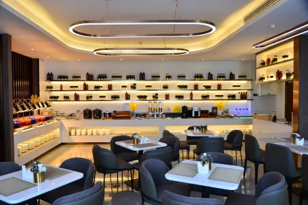 Homeinn Plus Hotel (Donghai Pedestrian Street Railway Station) Отели в г. Дунхай