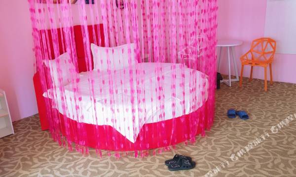 We+ Boutique Theme Hotel (Lingchuan University of Electronic Science and Technology Huajiang Campus)