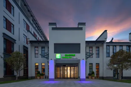 Holiday Inn Express (Pinghu Economic Development Zone) Отели рядом с достопримечательностью «Pinghu Mo's Manor»