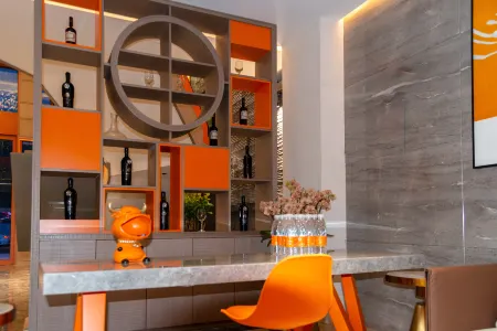 JOY Junyin Designer Hotel Отели рядом с достопримечательностью «Guizhou Normal University - College of Fine Arts»