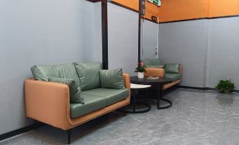 Bajiaosu Design Hotel (Huangbeiling Subway Station)