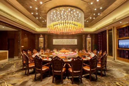 Eurasia Convention International Hotel Отели рядом с достопримечательностью «Jinyin Lake Wetland Park»