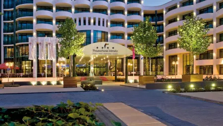 Van der Valk Theaterhotel Almelo Отели в г. Westerhaar-Vriezenv Wijk