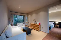 Xinmi Rock resort hotel Отели рядом с достопримечательностью «Пятая гора»