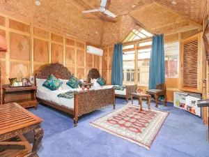 Prince of Kashmir Luxury Houseboat