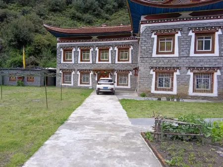 Risanggongbu Homestay Отели рядом с достопримечательностью «Lotus Sea»