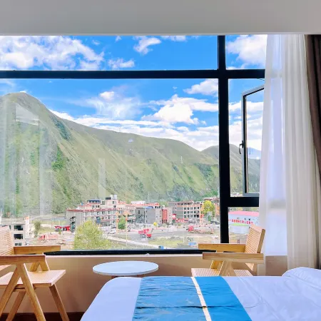 Kangding Qiuming Shanshe Homestay
