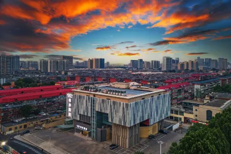 Xana Hotelle Hotel (Shijiazhuang Yiyou Shopping Center Baiqiuen Heping Hospital) Отели рядом с достопримечательностью «Shijiazhuang Vocational Technology Institute»