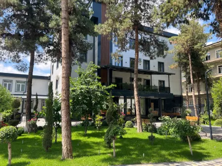DSF GARDEN Hotel Отели рядом с достопримечательностью «Миллий бог»