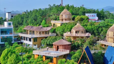 Hubei Natural Mountain Logde Resort Hotel. Отели рядом с достопримечательностью «Changsheng Street»