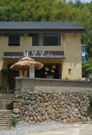 Tonglu Wangwangshan Homestay Отели рядом с достопримечательностью «Fangyukong Yanjiyou Capsule Bookstore»
