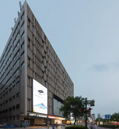 Homeinn Selected Hotel (Jinan Quancheng Road Daminghu) Отели рядом с достопримечательностью «Pearl Spring»