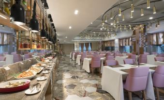 The restaurant has a dining room in the center with tables and chairs specifically designed for business luncheons at Howard Johnson Huaihai Hotel Shanghai