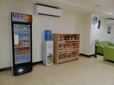 Meaco Royal Hotel-Binan Отели рядом с достопримечательностью «Сплаш Айленд»