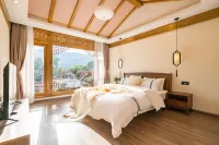 Autumn Moon in Baisha Hotels near Blue Moon Valley